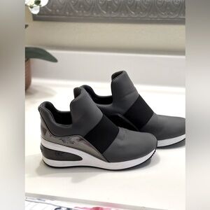 DKNY Womens Borg Casual Lifestyle Performance Slip-On Sneakers Shoes Size 9.5